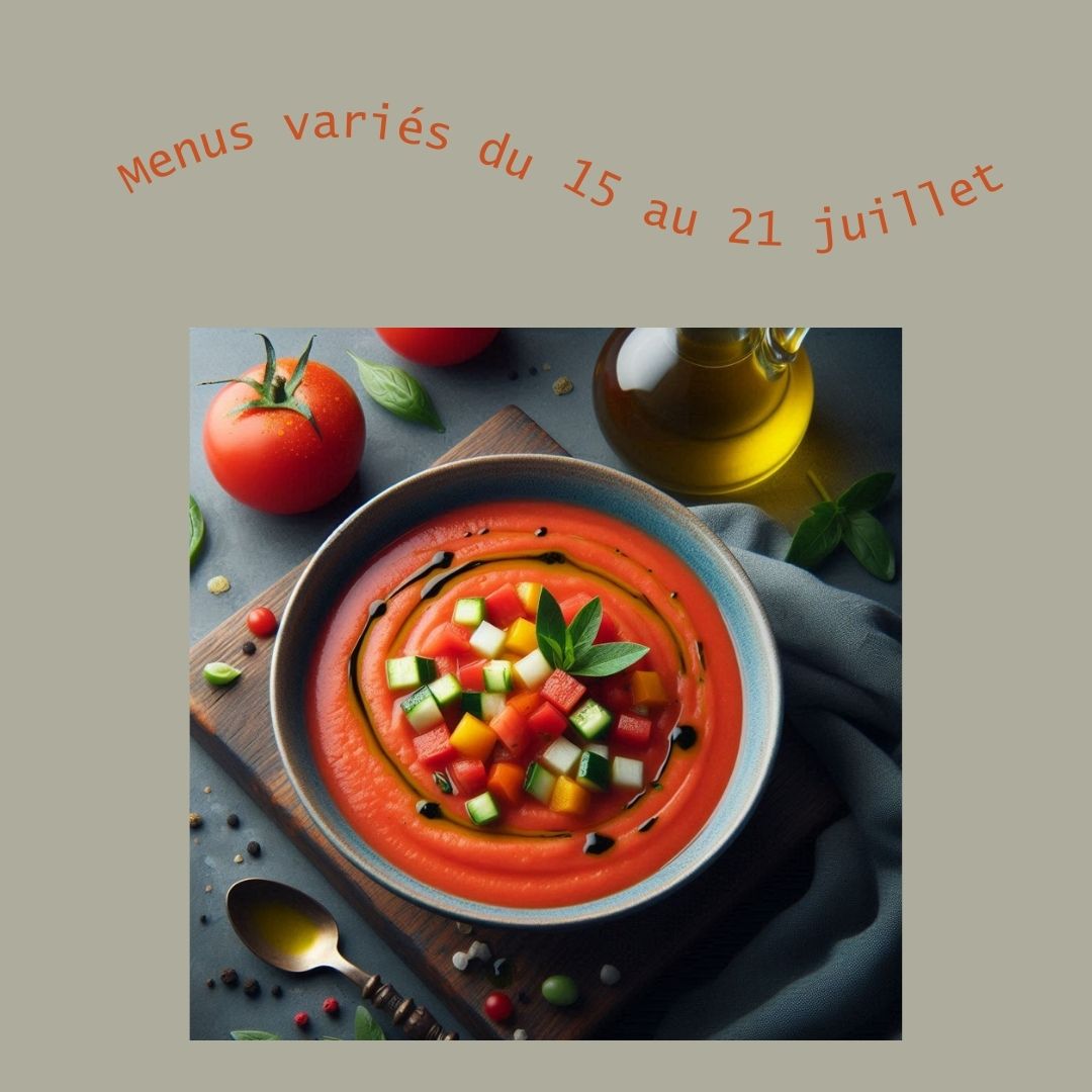 Un bol de gaspacho avec une garniture de dés de légumes et un filet d'huile d'olive.