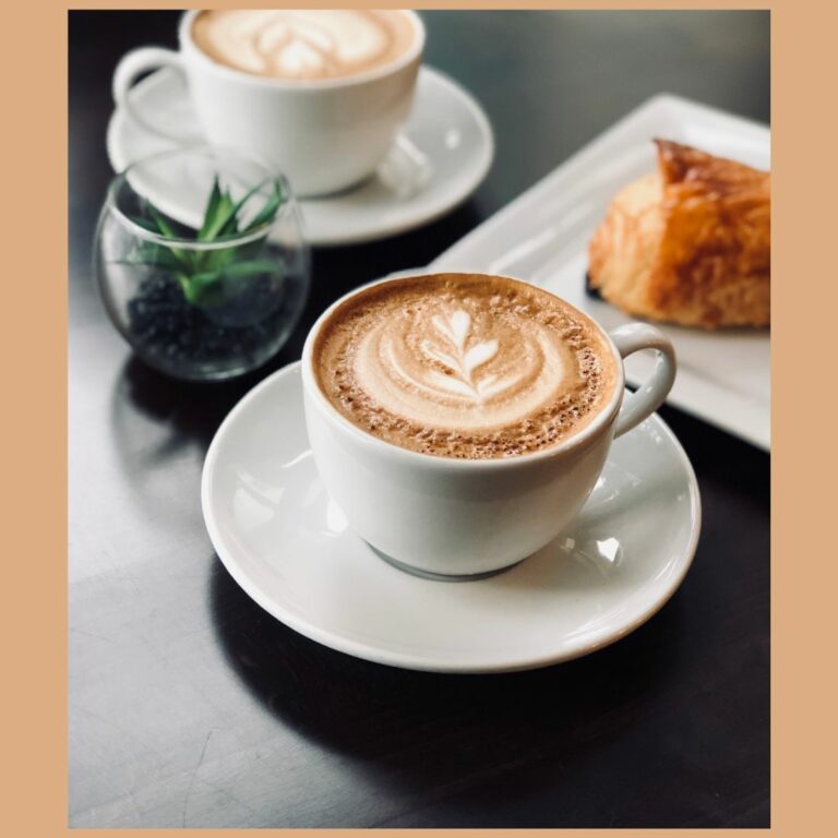 Tasse de café avec des branches en forme de cœur dans la mousse du café